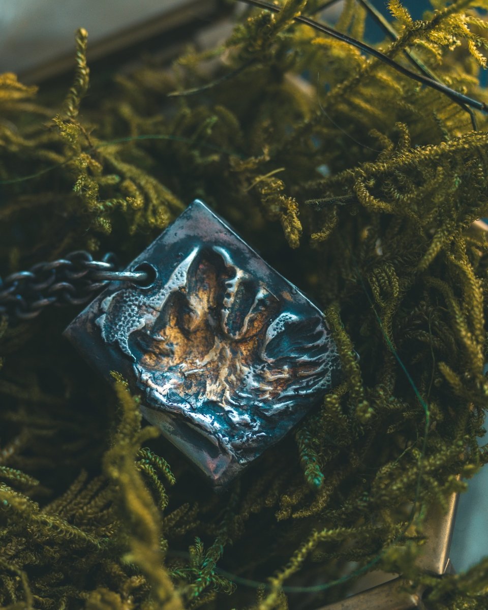 Wolf Howling at the Moon Tag Necklace: A Symbol of Loyalty and Instinct - Machinations