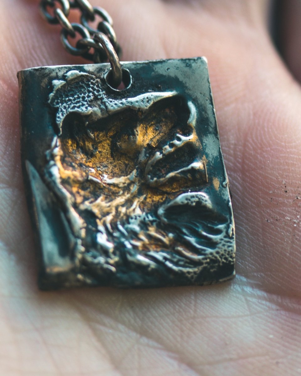 Wolf Howling at the Moon Tag Necklace: A Symbol of Loyalty and Instinct - Machinations